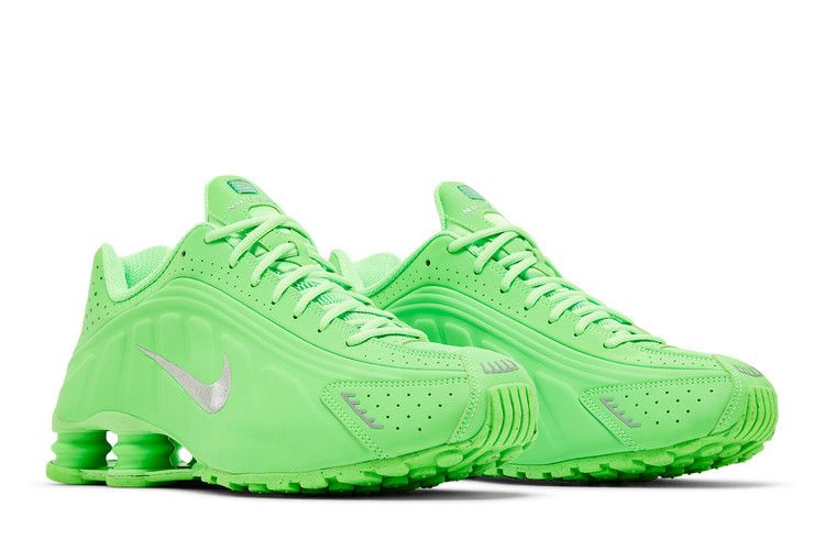 wmns-shox-r4-green-strike-hv0839-398_07