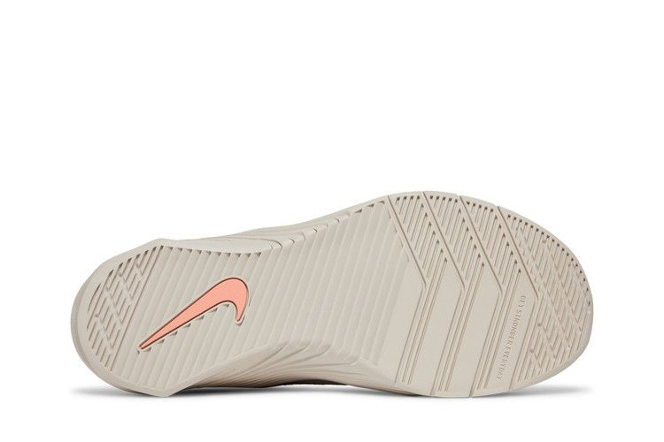 wmns-metcon-6-desert-sand-crimson-bliss-dj3076-064_03