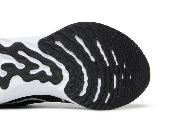 react-infinity-run-flyknit-3-black-white-dh5392-001_04