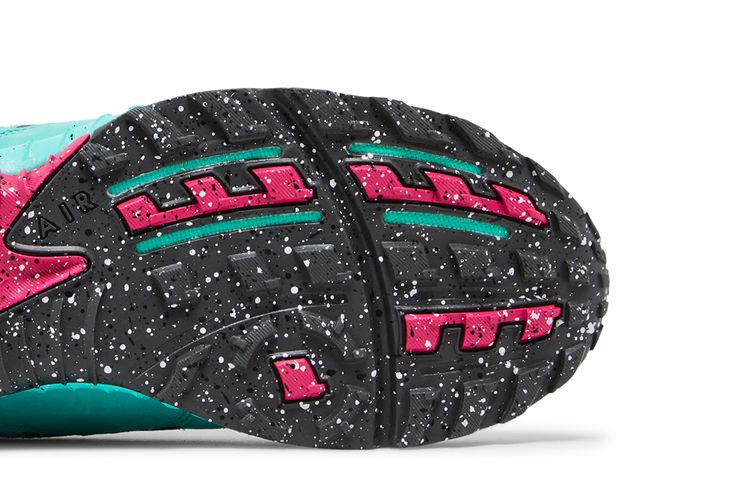 Кроссовки Undefeated x Nike Air Terra Humara 'Light Menta'