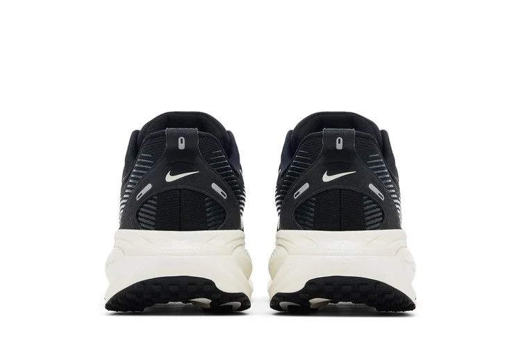 Кроссовки Nike Vomero 18 Extra Wide 'Black Coconut Milk'