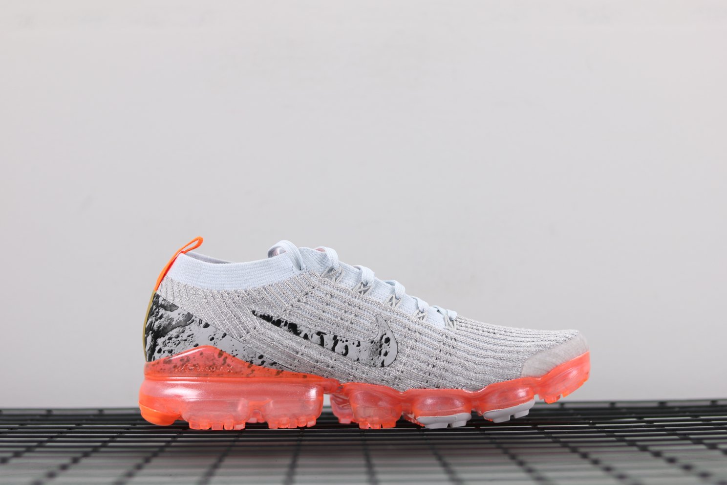 Air-VaporMax-Flyknit-3-Moon-Landing-2