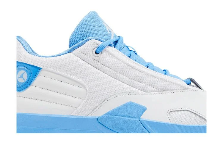 Krossovki-Air-Jordan-Wmns-Jordan-Max-Aura-6-White-University-Blue-1