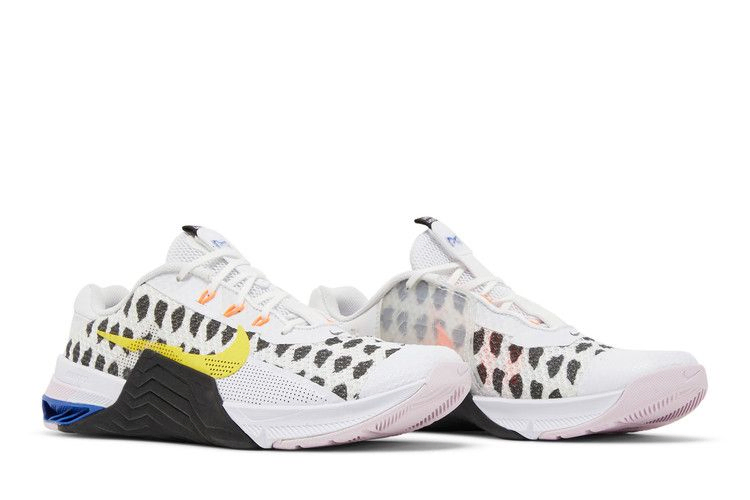 wmns-metcon-7-polka-white-yellow-strike-dj4312-074_07