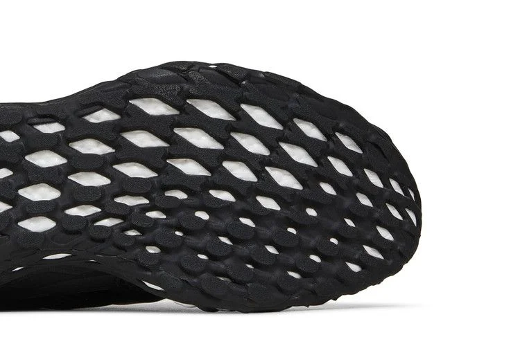 Krossovki-adidas-UltraBoost-Web-DNA-Black-Carbon-4