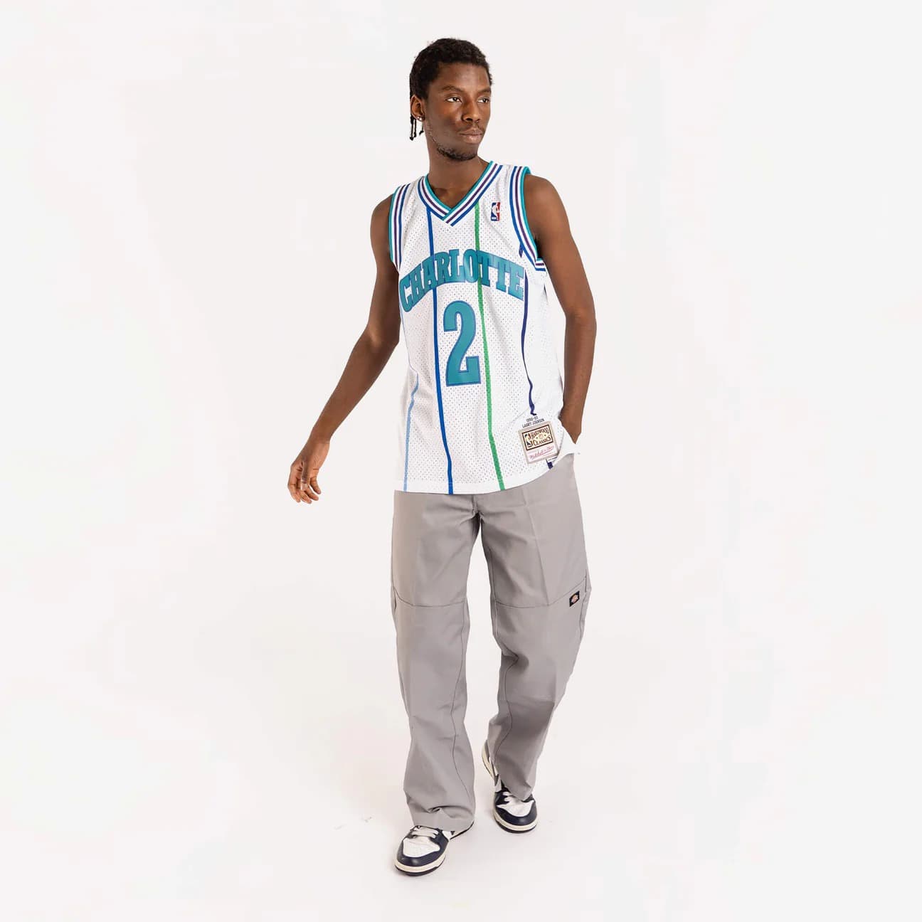 1992-93-Charlotte-Hornets-Larry-Johnson-2-Swingman-Hardwood-Classics-White-Jersey-3