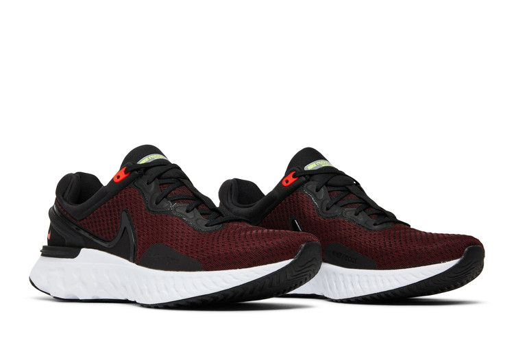 react-miler-3-black-siren-red-dd0490-003_07