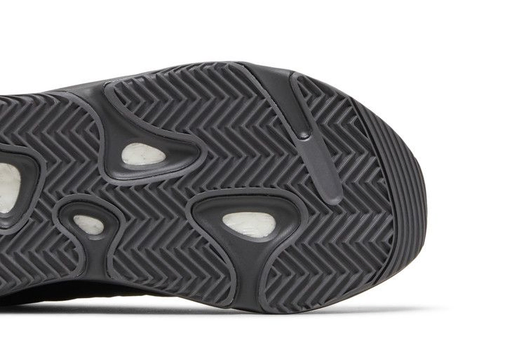 yeezy-boost-700-mnvn-triple-black-2024-fv4440-24_04