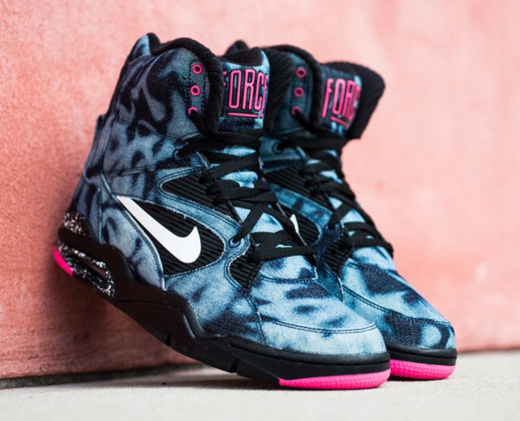 nike-air-command-force-dba201ca-6760-4776-8eee-f4cb4c486365_01