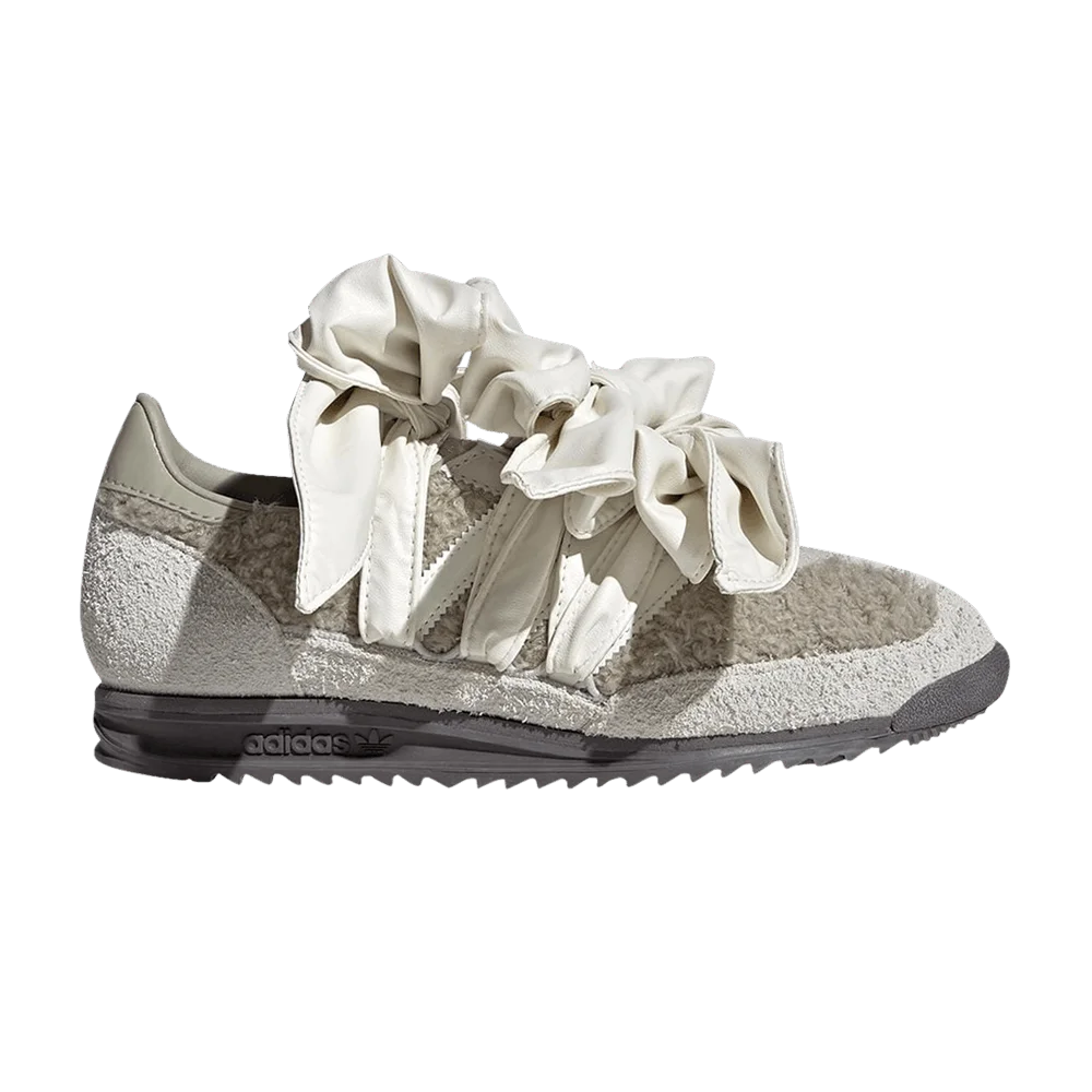Krossovki-Caroline-Hu-x-adidas-Wmns-SL72-OG-Grey-Off-White