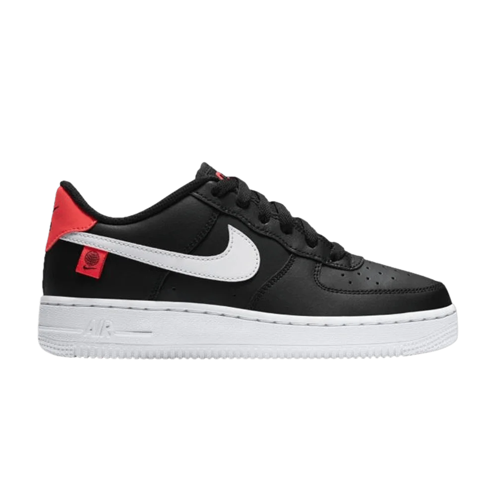 Krossovki-Nike-Air-Force-1-07-Low-GS-Worldwide-Pack-Black-Flash-Crimson