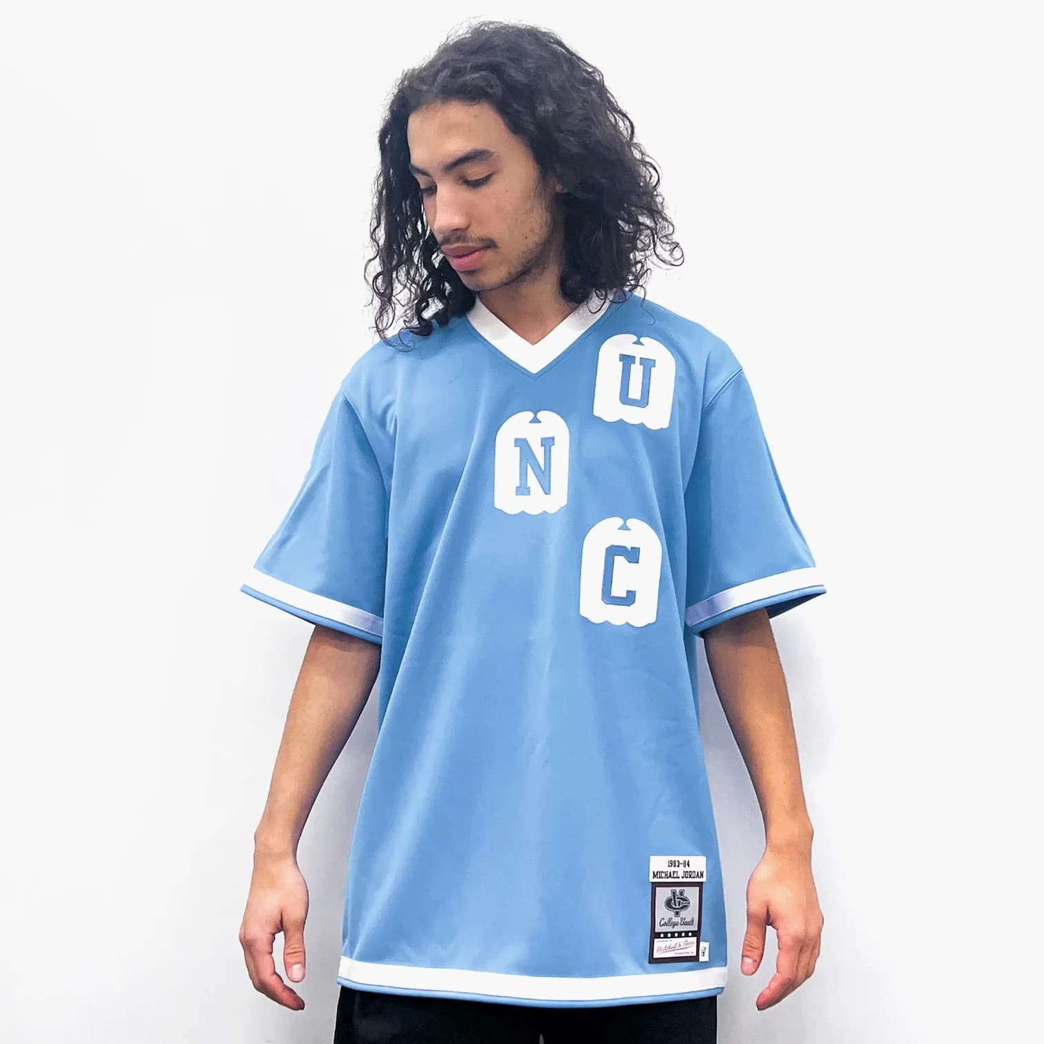 Mitchell-Ness-Michael-Jordan-North-Carolina-1983-84-NCAA-Authentic-Shooting-Shirt