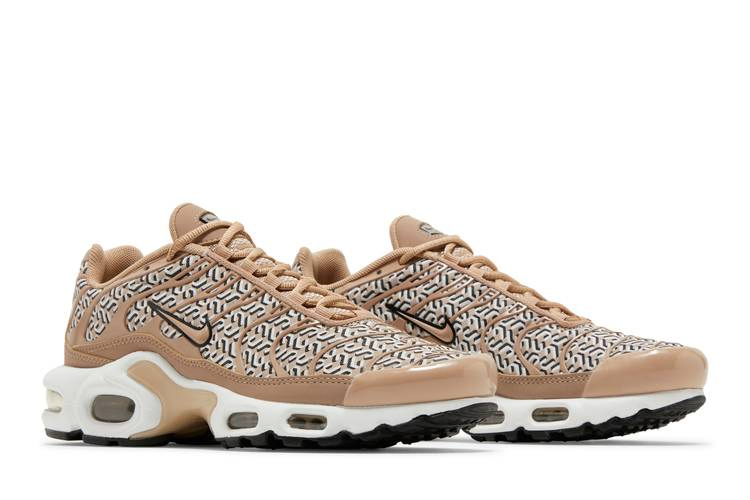 wmns-air-max-plus-united-in-victory-fb2557-200_07