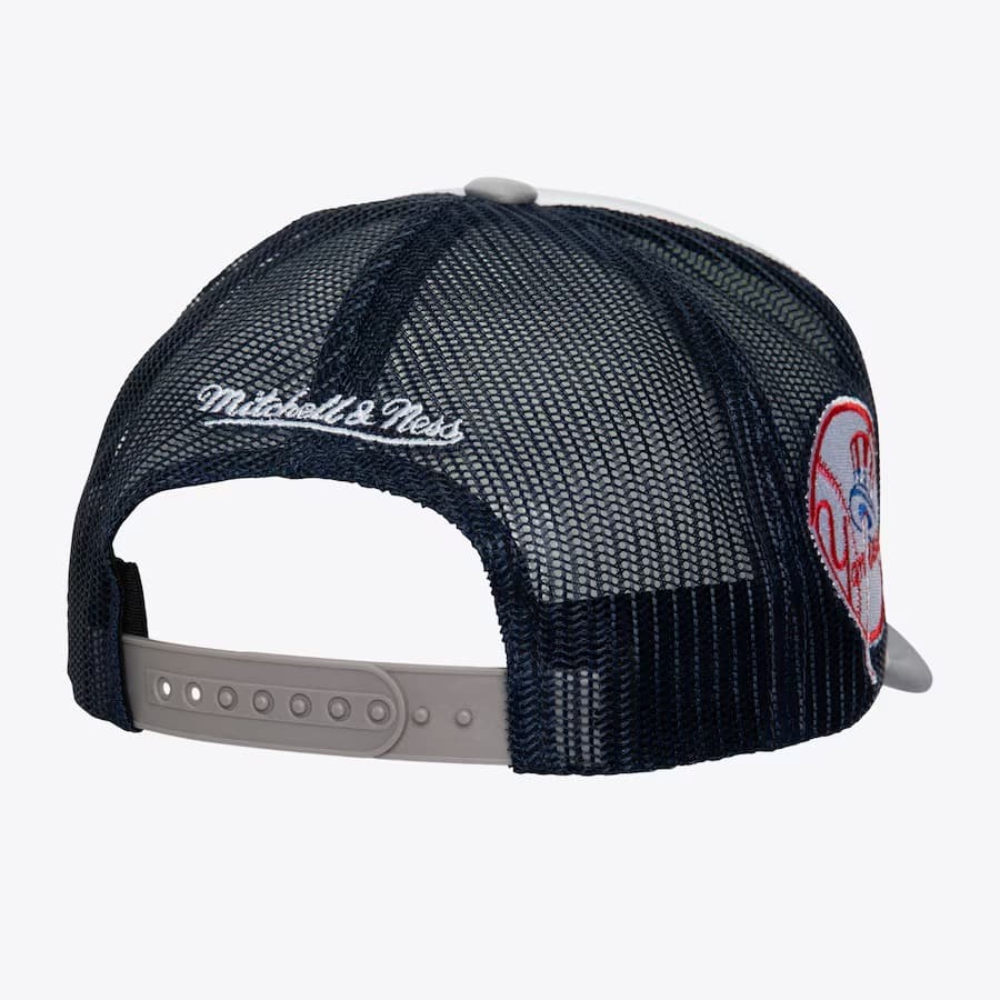 Бейсболка Mitchell & Ness White New York Yankees Blocker Trucker Snapback Hat