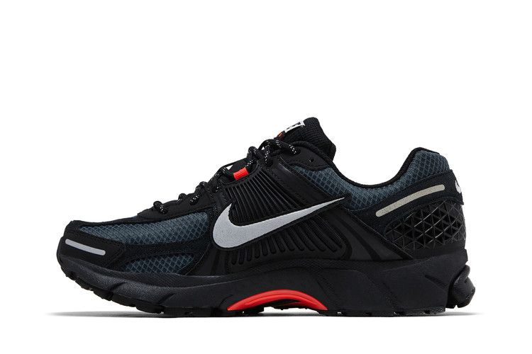 air-zoom-vomero-5-black-metallic-university-red-hv2527-002_02