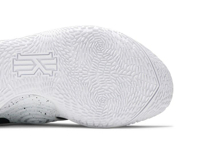 kyrie-low-3-team-black-white-cw6228-003_04