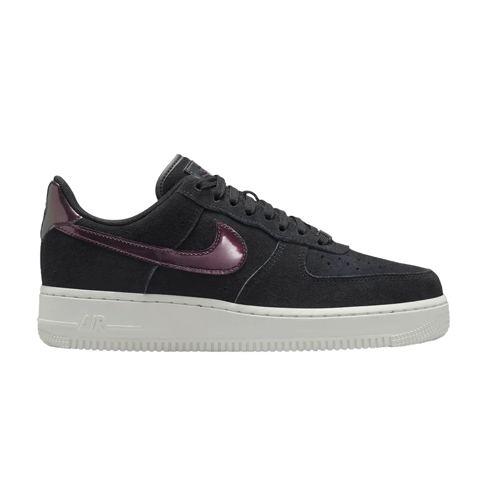 Krossovki-Nike-Wmns-Air-Force-1-07-SE-Black-Summit-White