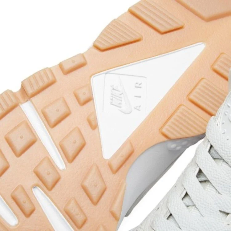 Krossovki-Nike-Wmns-Air-Huarache-Run-SE-Light-Bone-3