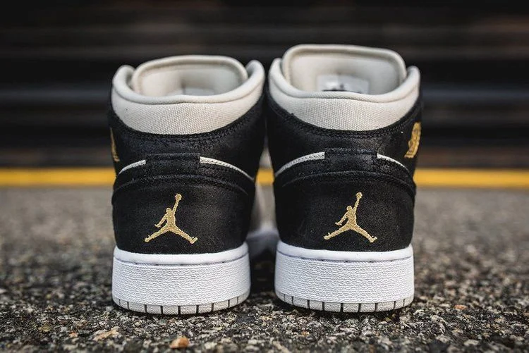 Krossovki-Air-Jordan-1-Retro-Mid-GS-Light-Bone-3