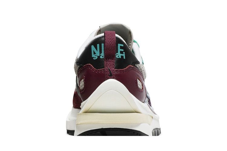 Кроссовки sacai x Nike VaporWaffle SP 'Villain Red'