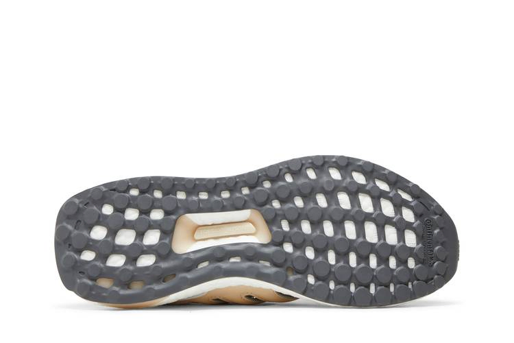 wmns-ultraboost-1-0-wonder-taupe-hq2195_03