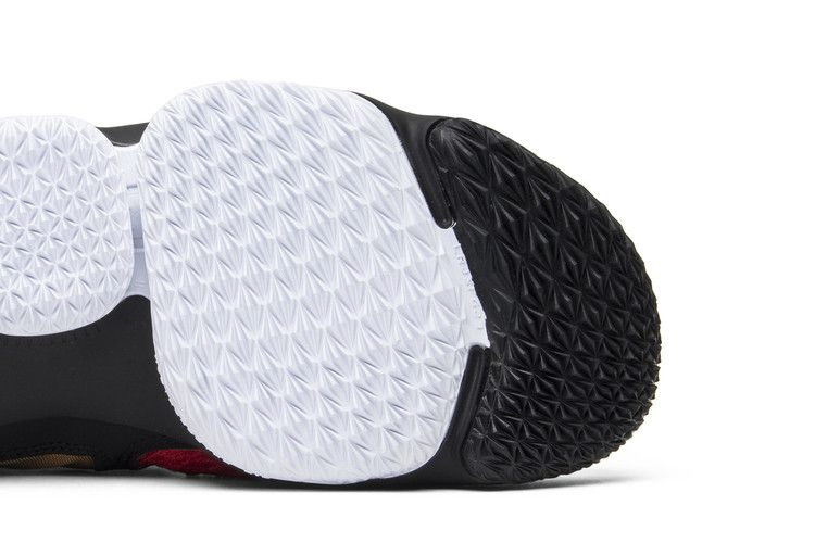 Кроссовки Nike LeBron 15 'Red Diamond Turf' PE