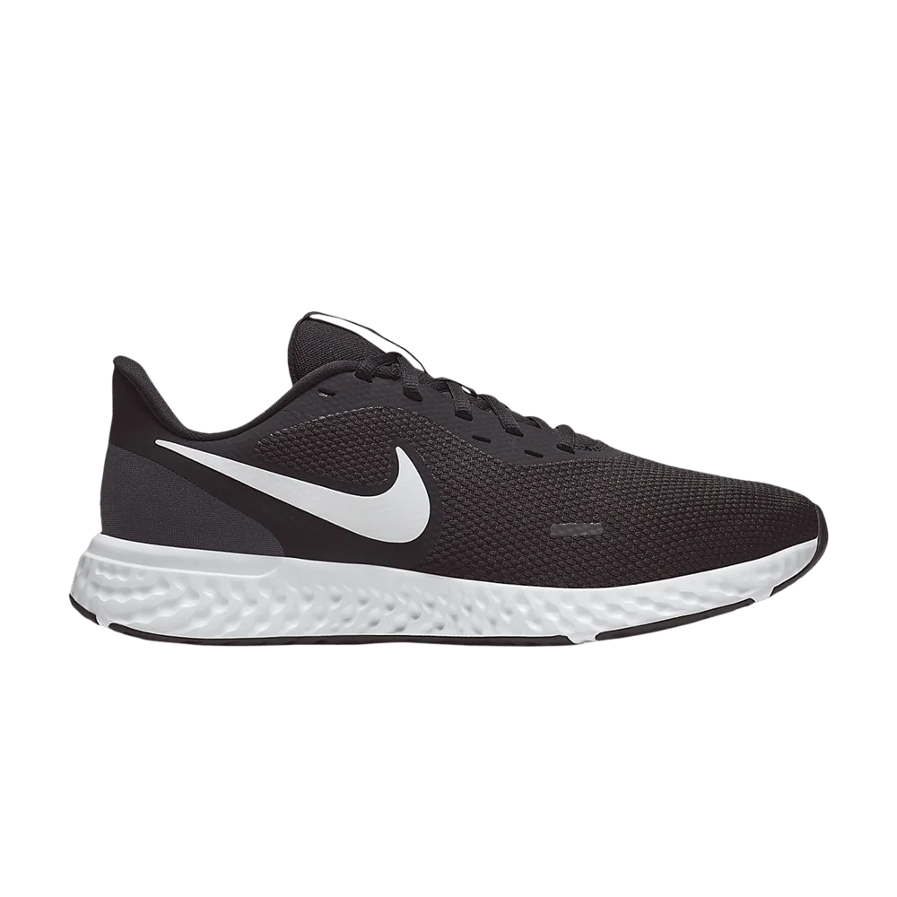 Krossovki-Nike-Revolution-5-Extra-Wide-Black-White