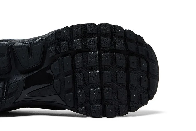 Krossovki-Nike-Wmns-Air-Zoom-Vomero-5-Black-Metallic-Silver-4