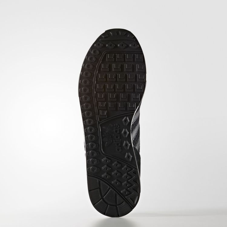 white-mountaineering-x-boston-super-primeknit-black-cg3668_03