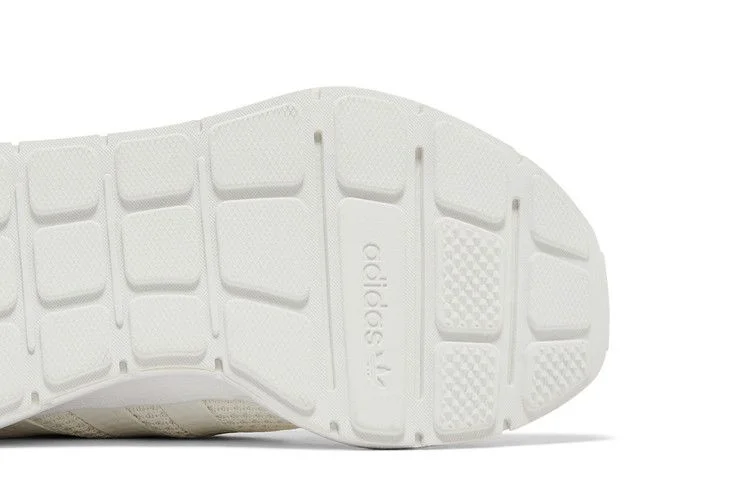 Krossovki-adidas-Swift-Run-Triple-White-4