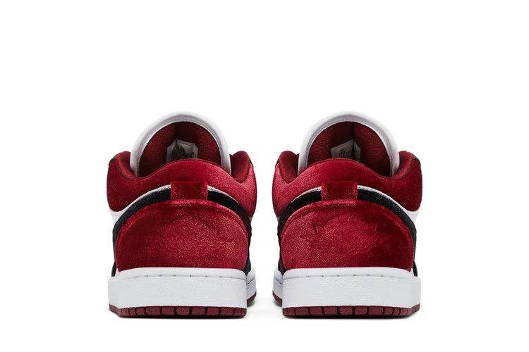 Кроссовки Wmns Air Jordan 1 Low SE 'Velvet Black Toe'