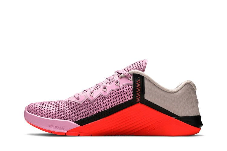 wmns-metcon-6-beyond-pink-flash-crimson-at3160-660_02