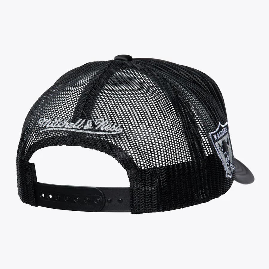 Бейсболка Mitchell & Ness Black Oakland Raiders Gridiron Classics Satin Snapback Trucker Hat