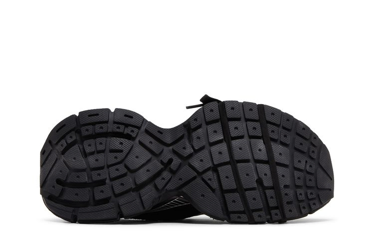 balenciaga-3xl-sneaker-worn-out-black-white-734734-w3xl1-1090_03
