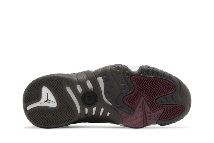 wmns-jumpman-two-trey-bordeaux-dr9631-600_03