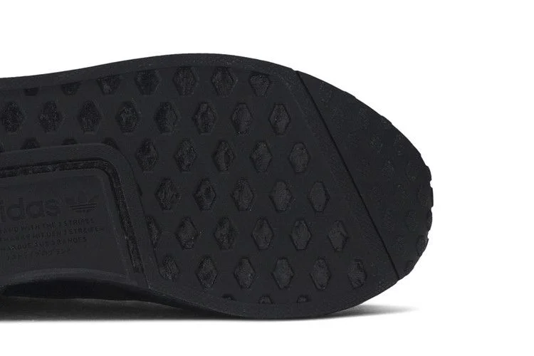 Krossovki-Adidas-NMD_R1-V2-Triple-Black-4