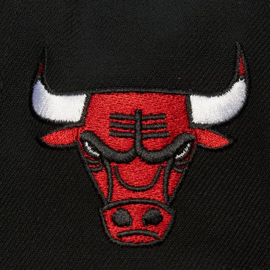 Бейсболка Mitchell & Ness Black Chicago Bulls Team Tagged Snapback Hat