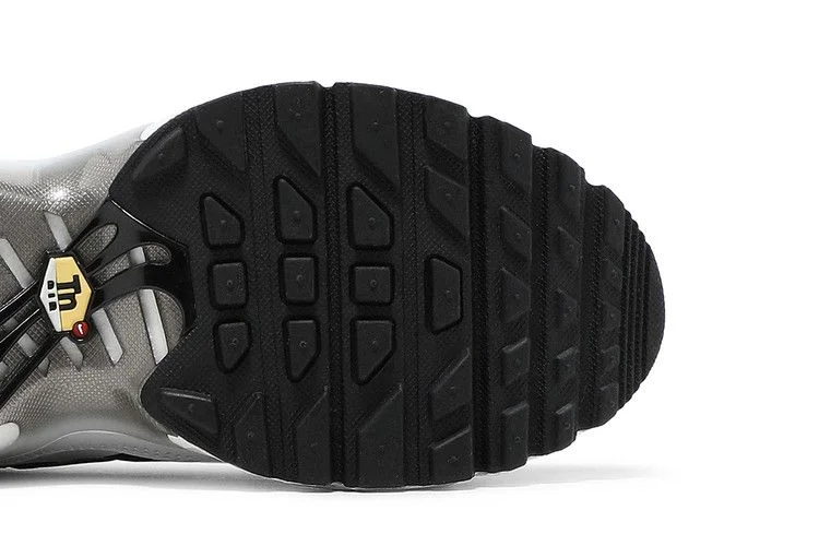 Krossovki-Nike-Air-Max-Plus-GS-White-Black-4