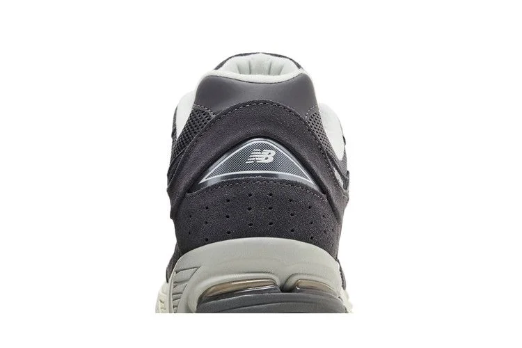 Krossovki-New-Balance-2002R-Monochrome-Suede-Pack-Grey-6