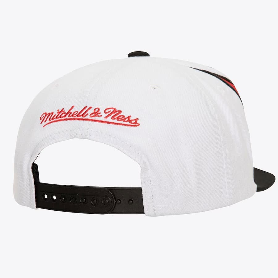 Бейсболка Mitchell & Ness White Chicago Blackhawks Waverunner Snapback Hat