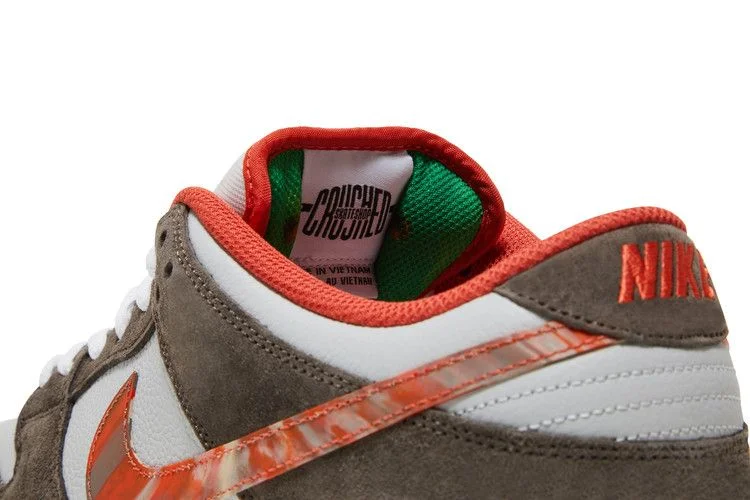 Krossovki-Crushed-D.C.-x-Nike-Dunk-Low-SB-Golden-Hour-8