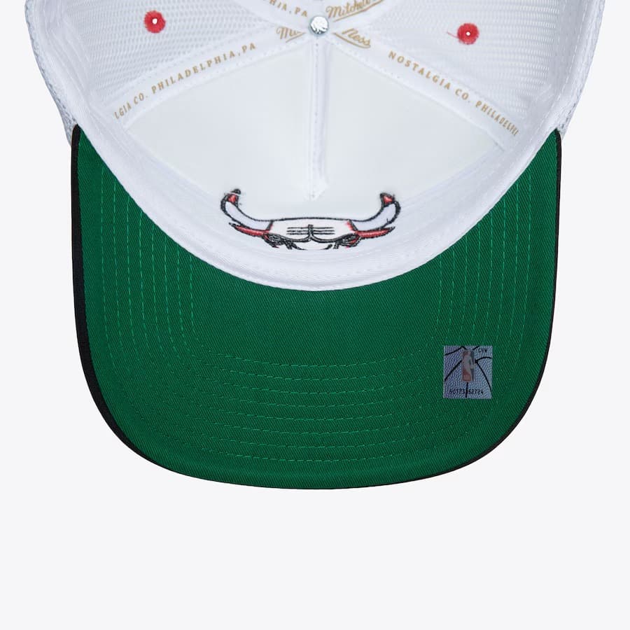 Mitchell-Ness-Black-Chicago-Bulls-Sideline-Trucker-Snapback-Hat-2