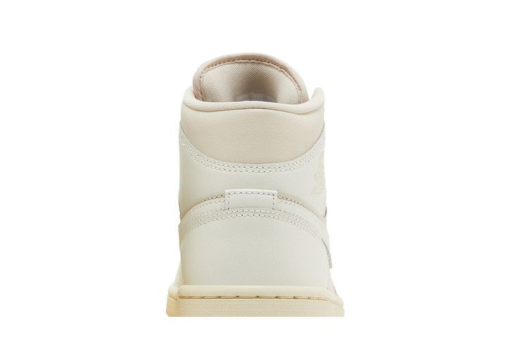 Кроссовки Wmns Air Jordan 1 Mid 'Legend Light Brown'