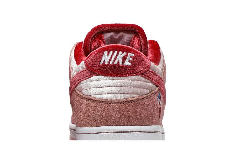 Кроссовки StrangeLove x Nike Dunk Low SB 'Valentine's Day' Special Box