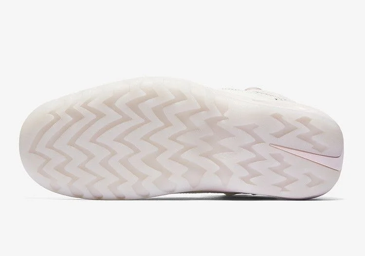 Krossovki-Pigalle-x-NikeLab-Air-Shake-Ndestrukt-Carmen-Electra-4