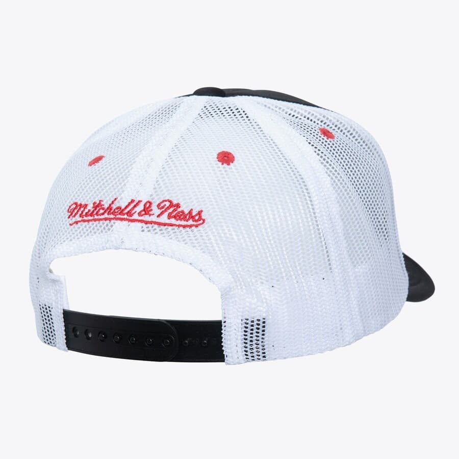 Бейсболка Mitchell & Ness Black Chicago Blackhawks Sideline Trucker Snapback Hat
