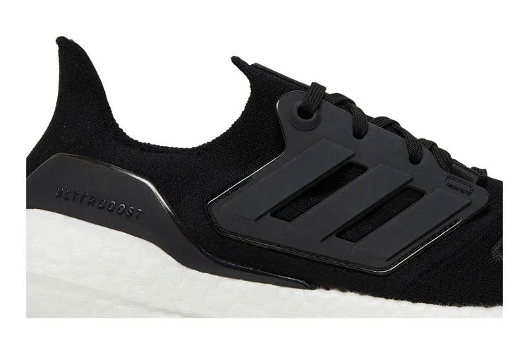 Krossovki-adidas-UltraBoost-22-Black-White-1