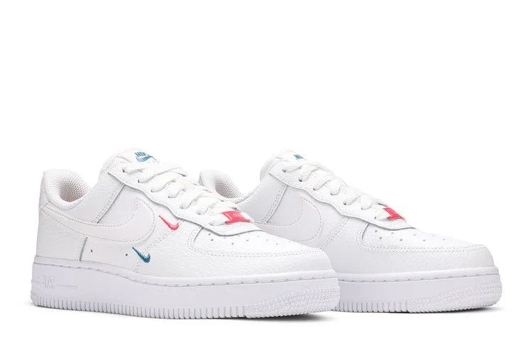 Krossovki-Nike-Wmns-Air-Force-1-07-Essential-Summit-White-Solar-Red-7