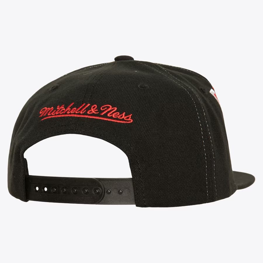 Бейсболка Mitchell & Ness Black Chicago Blackhawks Varsity Bust Snapback Hat
