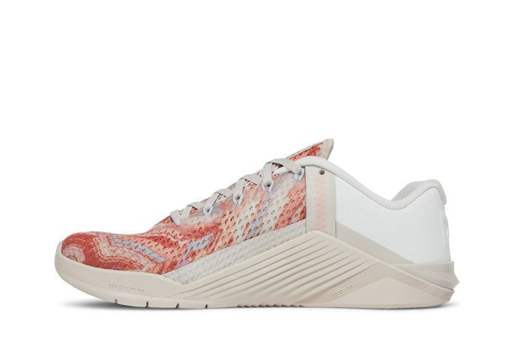wmns-metcon-6-desert-sand-crimson-bliss-dj3076-064_02